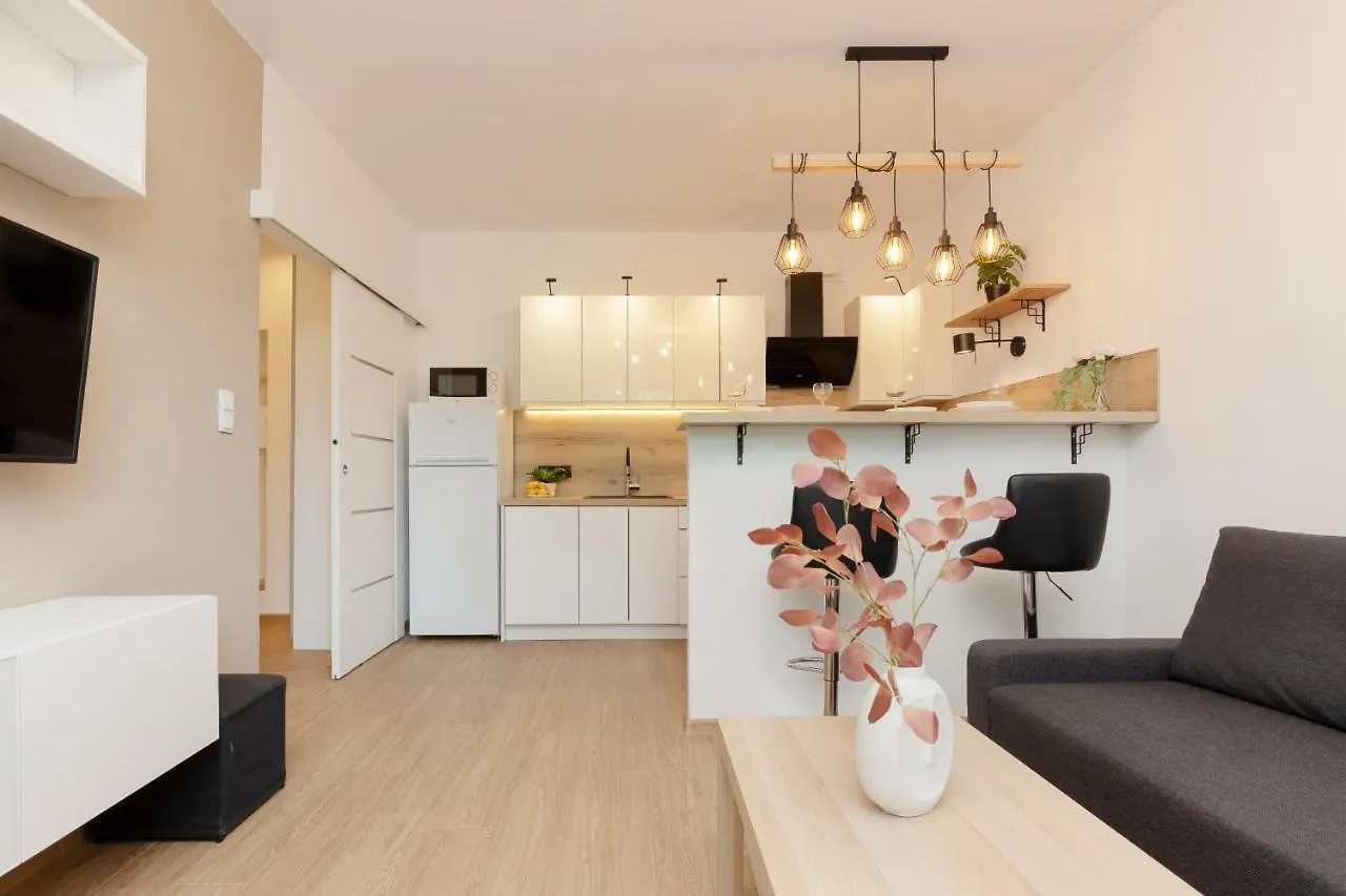 Roomy Apartment Oczapowskiego In Bielany By Noclegi Renters 바르샤바